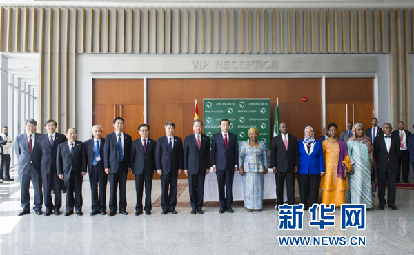 5月5日，中國國務院總理李克強在亞的斯亞貝巴非洲聯(lián)盟總部會見非盟委員會主席祖馬。這是會見后，李克強同祖馬參加集體合影。新華社記者王曄攝