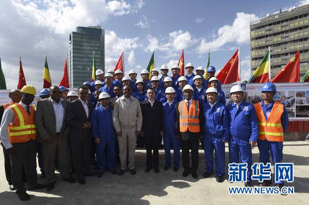 這是李克強(qiáng)同海爾馬里亞姆與施工人員合影留念。新華社記者 李學(xué)仁 攝