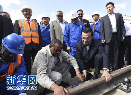 看到中埃雙方員工正在鋪軌作業(yè)，李克強(qiáng)同海爾馬里亞姆一起拿起扳手，擰緊螺絲。新華社記者 李學(xué)仁 攝