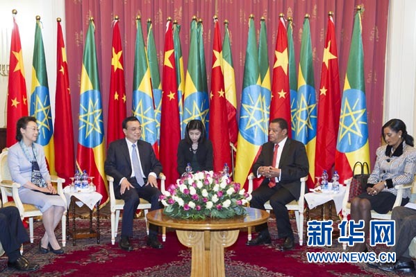 李克強總理夫人程虹、穆拉圖總統(tǒng)夫人梅阿扎參加會見。新華社記者王曄攝