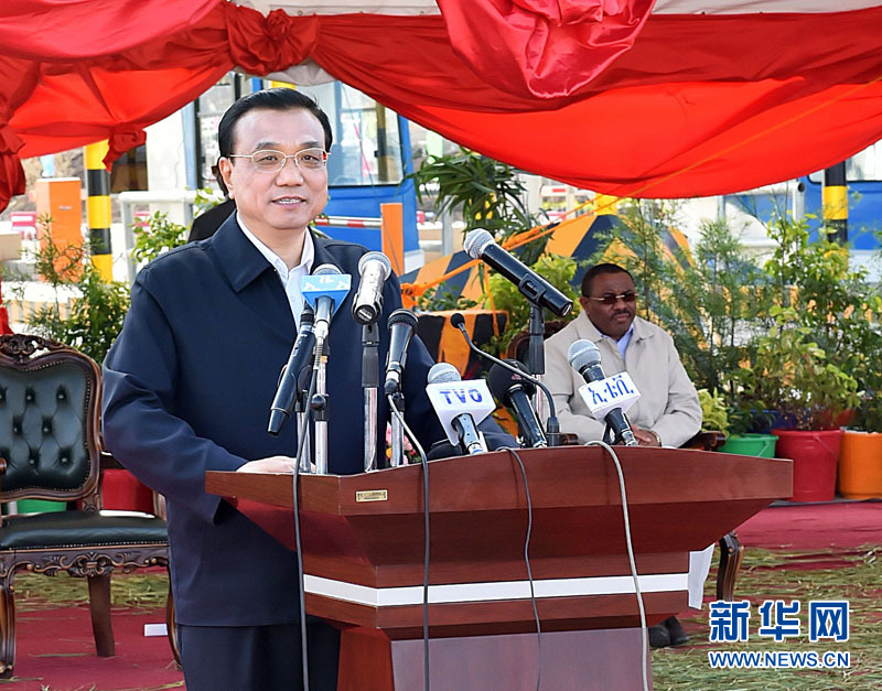 5月5日，國務院總理李克強與埃塞俄比亞總理海爾馬里亞姆共同出席亞的斯亞貝巴-阿達瑪高速公路一期竣工揭牌典禮，并為二期工程開工奠基剪彩。這是李克強在典禮上致辭。新華社記者 李濤 攝 