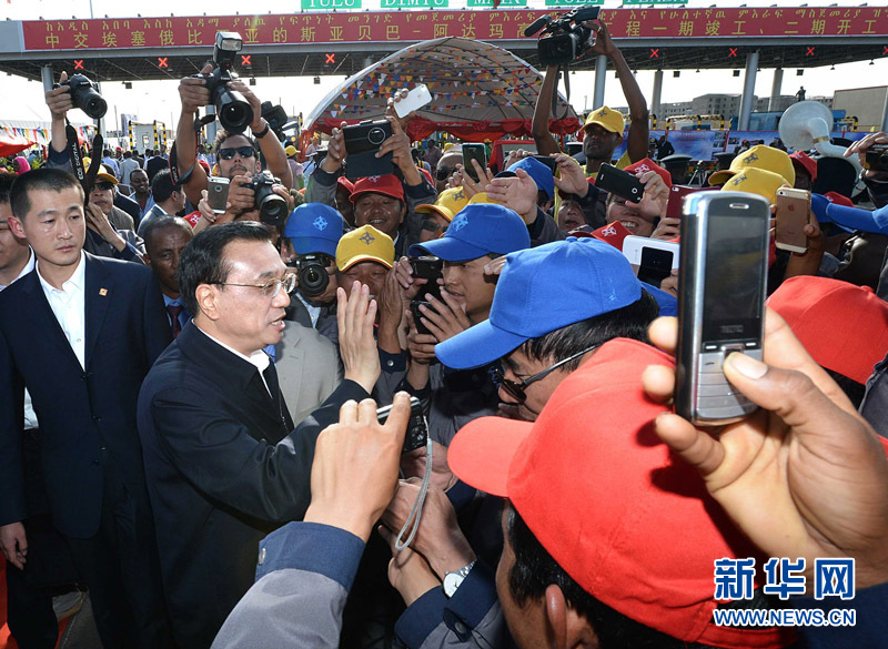 5月5日，中國國務院總理李克強與埃塞俄比亞總理海爾馬里亞姆共同出席亞的斯亞貝巴-阿達瑪高速公路一期竣工揭牌典禮，并為二期工程開工奠基剪彩。這是典禮結束后，李克強同工程施工人員親切交談。新華社記者 李濤 攝 