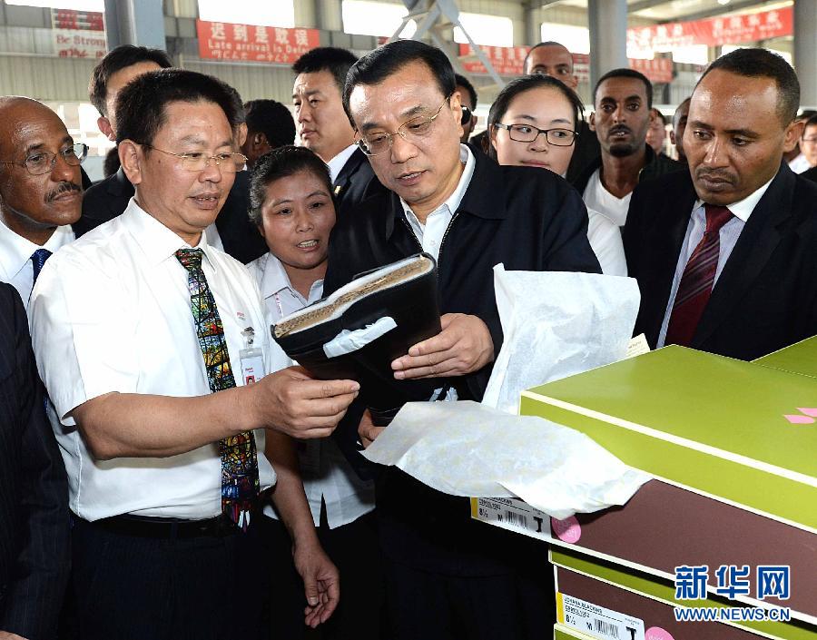 5月5日，中國國務(wù)院總理李克強在埃塞俄比亞總理海爾馬里亞姆陪同下參觀東方工業(yè)園。這是李克強在生產(chǎn)車間聽取負責(zé)人介紹生產(chǎn)情況。新華社記者 李濤 攝