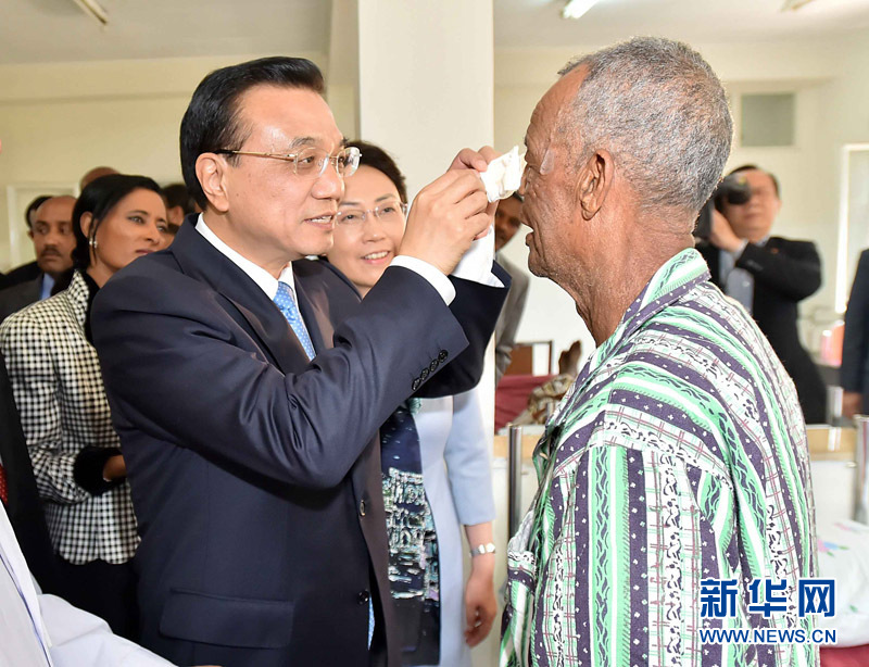 5月6日，國務(wù)院總理李克強與埃塞俄比亞總統(tǒng)穆拉圖一同來到亞的斯亞貝巴阿勒塔醫(yī)院，看望受益于中國免費白內(nèi)障手術(shù)“光明行”活動的埃塞俄比亞患者。這是李克強親手為接受中國醫(yī)生手術(shù)的埃塞俄比亞白內(nèi)障患者拆開紗布。 新華社記者 李濤 攝 