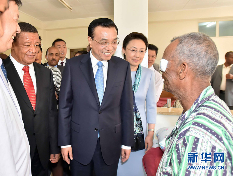5月6日，中國國務(wù)院總理李克強與埃塞俄比亞總統(tǒng)穆拉圖一同來到亞的斯亞貝巴阿勒塔醫(yī)院，看望受益于中國免費白內(nèi)障手術(shù)“光明行”活動的埃塞俄比亞患者。新華社記者 李濤 攝 