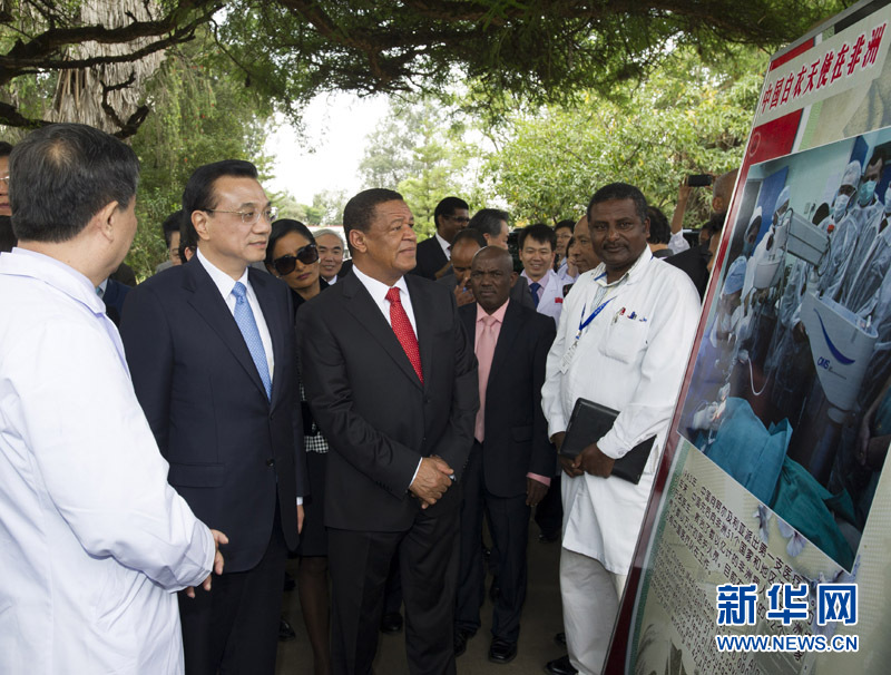5月6日，中國國務(wù)院總理李克強與埃塞俄比亞總統(tǒng)穆拉圖一同來到亞的斯亞貝巴阿勒塔醫(yī)院，看望受益于中國免費白內(nèi)障手術(shù)“光明行”活動的埃塞俄比亞患者。這是李克強在觀看“光明行”活動展板。 新華社記者 謝環(huán)馳 攝