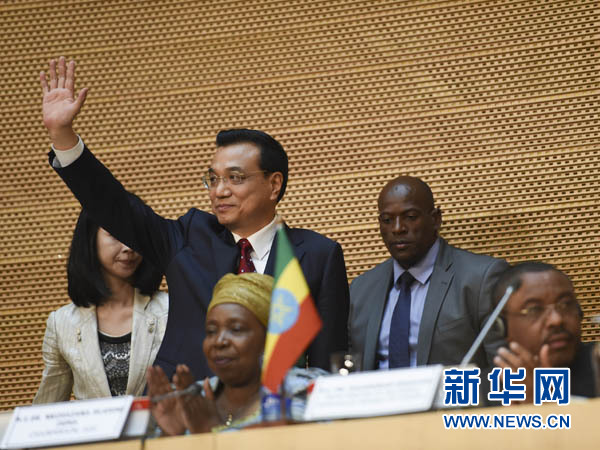 5月5日，中國國務院總理李克強在位于亞的斯亞貝巴的非洲聯(lián)盟總部發(fā)表題為《開創(chuàng)中非合作更加美好的未來》的演講。這是李克強步入會場時向聽眾揮手致意。新華社記者 李學仁 攝 