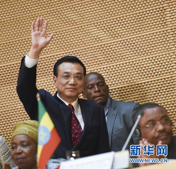 5月5日，中國國務院總理李克強在位于亞的斯亞貝巴的非洲聯(lián)盟總部發(fā)表題為《開創(chuàng)中非合作更加美好的未來》的演講。這是李克強步入會場時向聽眾揮手致意。新華社記者 李學仁 攝 