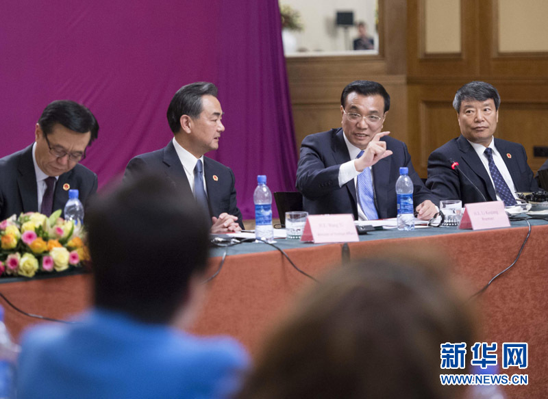  5月6日，中國國務(wù)院總理李克強(qiáng)在埃塞俄比亞首都亞的斯亞貝巴出席中非經(jīng)貿(mào)人文座談會。 新華社記者 王曄 攝 