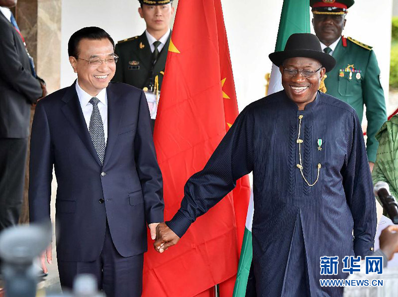 5月7日，中國(guó)國(guó)務(wù)院總理李克強(qiáng)在阿布賈與尼日利亞總統(tǒng)喬納森會(huì)談后共同會(huì)見記者，并回答記者提問。 新華社記者李濤攝 