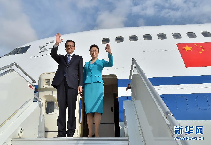 5月8日，應安哥拉總統(tǒng)多斯桑托斯邀請，中國國務院總理李克強乘專機抵達羅安達二月四日國際機場，開始對安哥拉進行正式訪問。李克強總理夫人程虹同機抵達。新華社記者 李濤 攝 