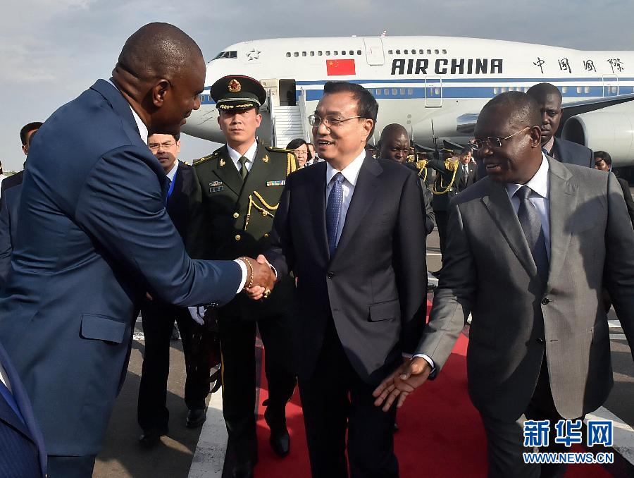  5月8日，應安哥拉總統(tǒng)多斯桑托斯邀請，中國國務院總理李克強乘專機抵達羅安達二月四日國際機場，開始對安哥拉進行正式訪問。這是安哥拉副總統(tǒng)維森特（右一）到機場迎接李克強總理。新華社記者 李濤 攝 