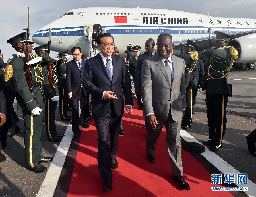 5月8日，應安哥拉總統(tǒng)多斯桑托斯邀請，國務院總理李克強乘專機抵達羅安達二月四日國際機場，開始對安哥拉進行正式訪問。這是安哥拉副總統(tǒng)維森特到機場迎接李克強總理。新華社記者 李濤 攝 