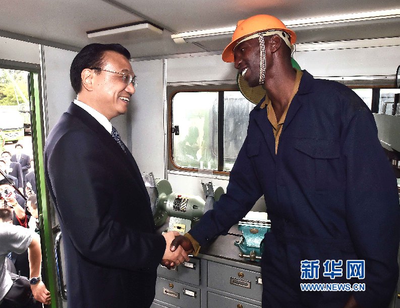 5月11日，中國國務(wù)院總理李克強(qiáng)參觀肯尼亞國家青年服務(wù)隊(duì)。這是李克強(qiáng)與服務(wù)隊(duì)隊(duì)員親切交談。 新華社記者 李濤 攝