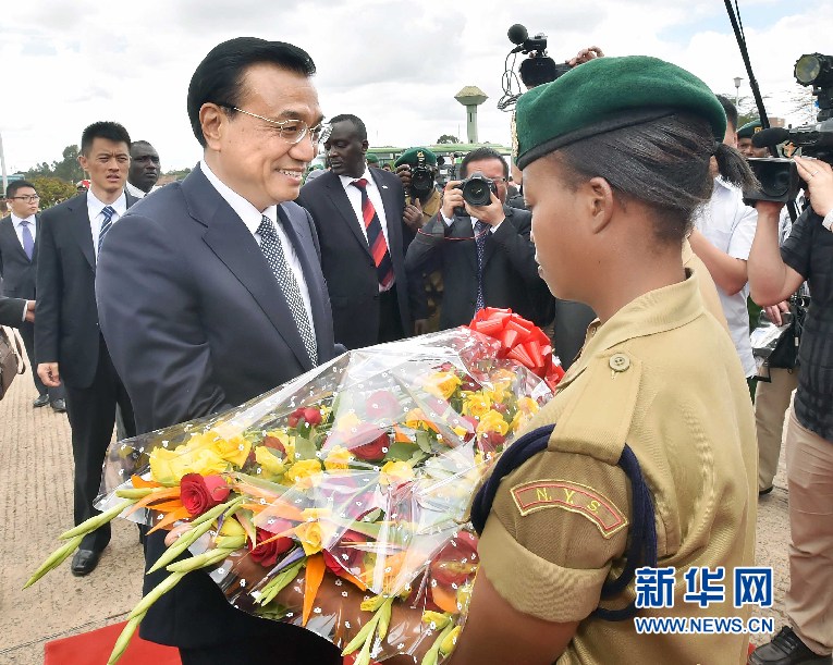 5月11日，中國國務(wù)院總理李克強(qiáng)參觀肯尼亞國家青年服務(wù)隊(duì)。這是服務(wù)隊(duì)隊(duì)員向李克強(qiáng)敬獻(xiàn)鮮花。 新華社記者 李濤 攝