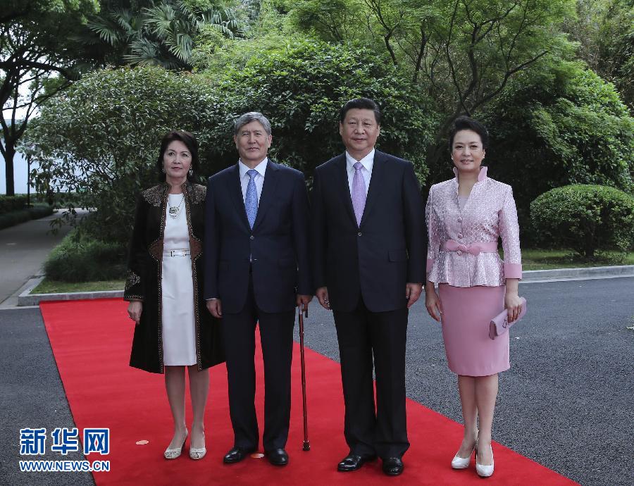 會談前，習(xí)近平在上海西郊會議中心廣場為阿坦巴耶夫舉行歡迎儀式。新華社記者 蘭紅光 攝 