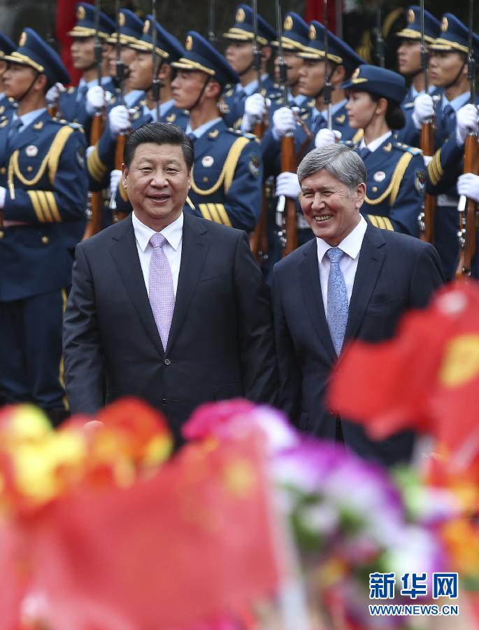 會談前，習(xí)近平在上海西郊會議中心廣場為阿坦巴耶夫舉行歡迎儀式。新華社記者 蘭紅光 攝 