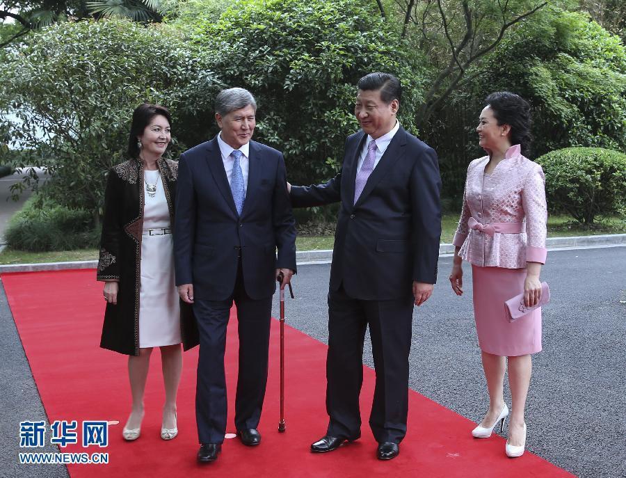會談前，習(xí)近平在上海西郊會議中心廣場為阿坦巴耶夫舉行歡迎儀式。新華社記者 蘭紅光 攝 