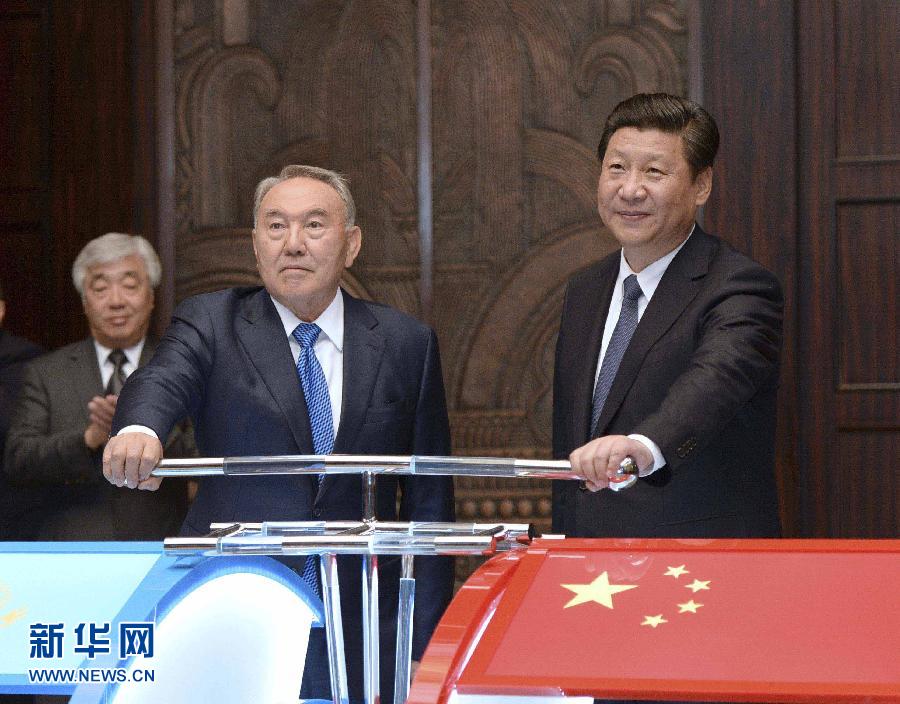 5月19日，國家主席習(xí)近平在上海同哈薩克斯坦總統(tǒng)納扎爾巴耶夫舉行會談。這是會談后，兩國元首共同出席中哈連云港物流場站項目遠(yuǎn)程投產(chǎn)儀式。新華社記者 馬占成 攝 