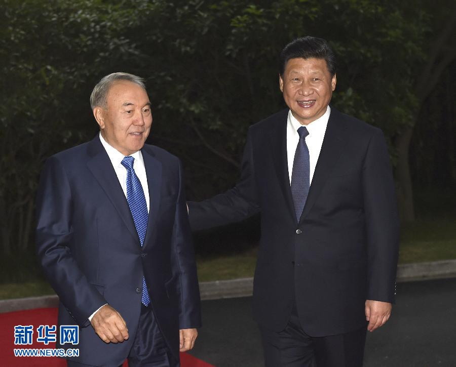  5月19日，中國國家主席習(xí)近平在上海同哈薩克斯坦總統(tǒng)納扎爾巴耶夫舉行會談。這是會談前，習(xí)近平在上海西郊會議中心廣場為納扎爾巴耶夫舉行歡迎儀式。新華社記者 馬占成 攝 