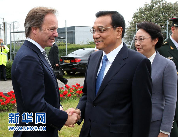 6月16日，應(yīng)英國首相卡梅倫邀請，國務(wù)院總理李克強(qiáng)乘專機(jī)抵達(dá)倫敦希思羅機(jī)場，開始對英國進(jìn)行正式訪問。李克強(qiáng)總理夫人程虹同機(jī)抵達(dá)。這是英國政府高級官員到機(jī)場迎接李克強(qiáng)總理和夫人。新華社記者 龐興雷 攝