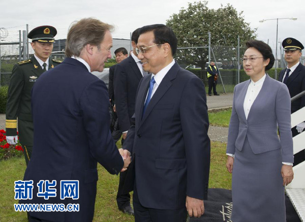 6月16日，應(yīng)英國首相卡梅倫邀請，國務(wù)院總理李克強(qiáng)乘專機(jī)抵達(dá)倫敦希思羅機(jī)場，開始對英國進(jìn)行正式訪問。李克強(qiáng)總理夫人程虹同機(jī)抵達(dá)。這是英國政府高級官員到機(jī)場迎接李克強(qiáng)總理和夫人。新華社記者 黃敬文 攝