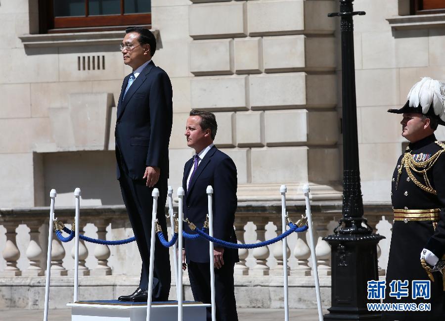 6月17日，中國國務院總理李克強在倫敦唐寧街10號首相府同英國首相卡梅倫舉行中英總理年度會晤。這是會晤前，卡梅倫為李克強舉行隆重的歡迎儀式。新華社記者 龐興雷 攝 