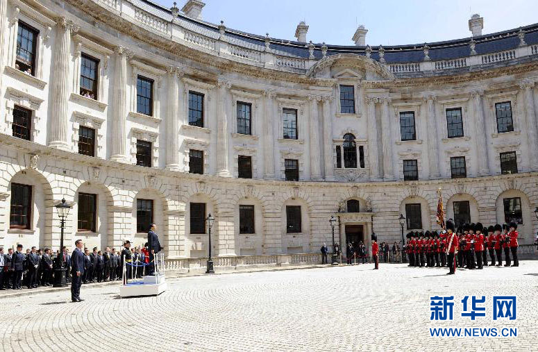 6月17日，中國國務院總理李克強在倫敦唐寧街10號首相府同英國首相卡梅倫舉行中英總理年度會晤。這是會晤前，卡梅倫為李克強舉行隆重的歡迎儀式。新華社記者 張鐸 攝 