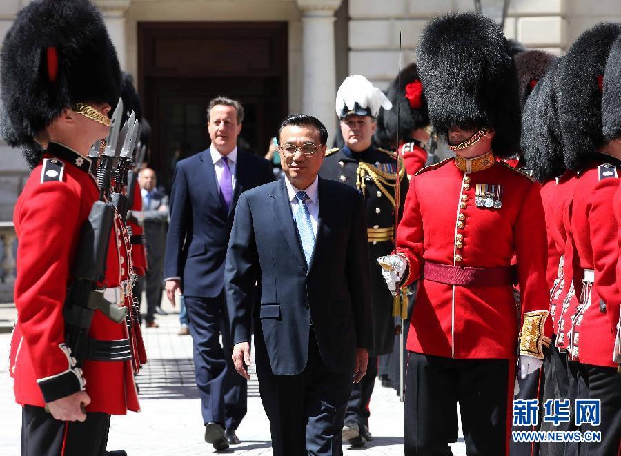 6月17日，中國國務院總理李克強在倫敦唐寧街10號首相府同英國首相卡梅倫舉行中英總理年度會晤。這是會晤前，卡梅倫為李克強舉行隆重的歡迎儀式。新華社記者 龐興雷 攝  