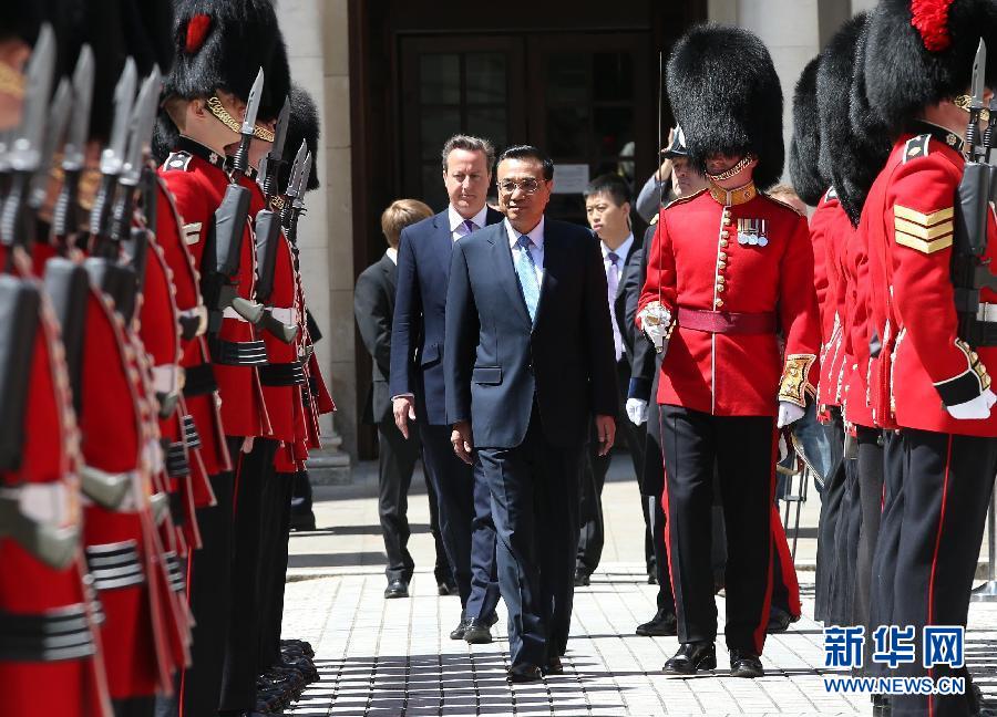 6月17日，中國國務院總理李克強在倫敦唐寧街10號首相府同英國首相卡梅倫舉行中英總理年度會晤。這是會晤前，卡梅倫為李克強舉行隆重的歡迎儀式。新華社記者 龐興雷 攝
