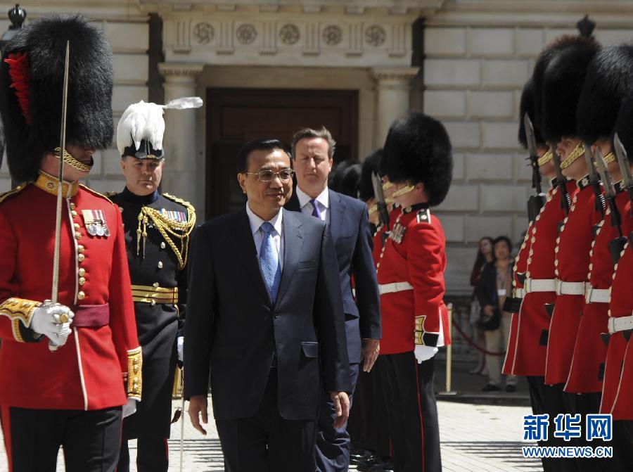 6月17日，中國國務院總理李克強在倫敦唐寧街10號首相府同英國首相卡梅倫舉行中英總理年度會晤。這是會晤前，卡梅倫為李克強舉行隆重的歡迎儀式。新華社記者 張鐸 攝  