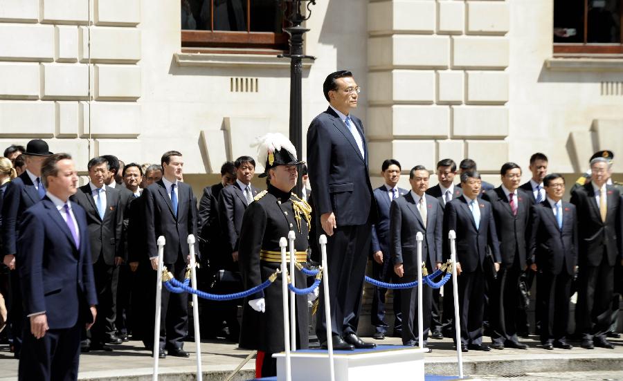 6月17日，中國國務院總理李克強在倫敦唐寧街10號首相府同英國首相卡梅倫舉行中英總理年度會晤。這是會晤前，卡梅倫為李克強舉行隆重的歡迎儀式。新華社記者 張鐸 攝 