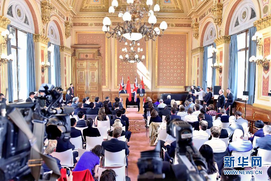 6月17日，中國國務(wù)院總理李克強(qiáng)同英國首相卡梅倫在倫敦舉行中英總理年度會晤后共同會見記者。新華社記者 李濤 攝