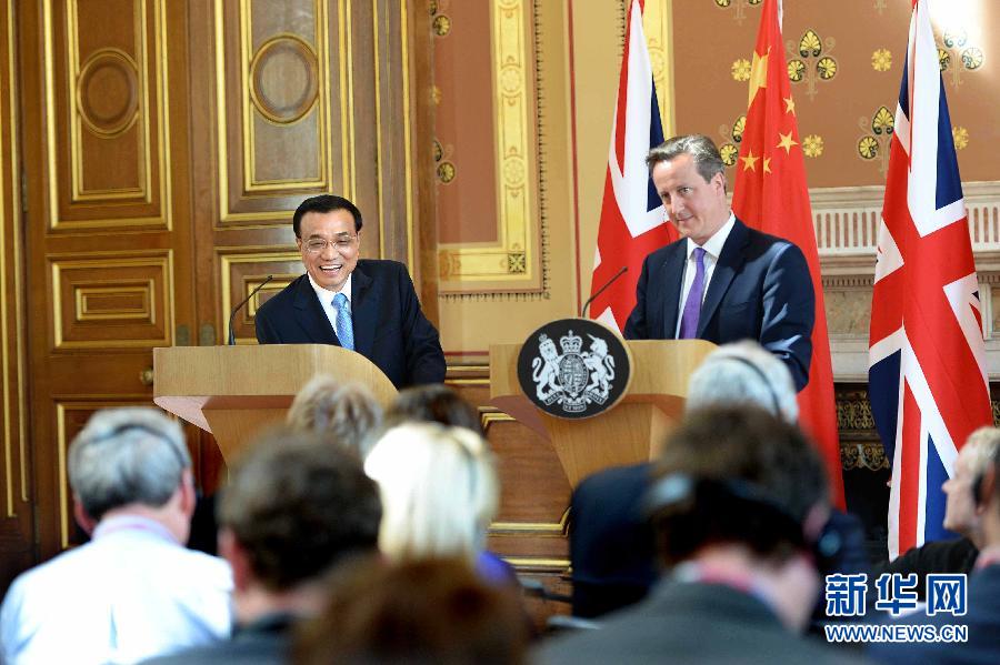 6月17日，中國國務(wù)院總理李克強(qiáng)同英國首相卡梅倫在倫敦舉行中英總理年度會晤后共同會見記者。新華社記者 李濤 攝