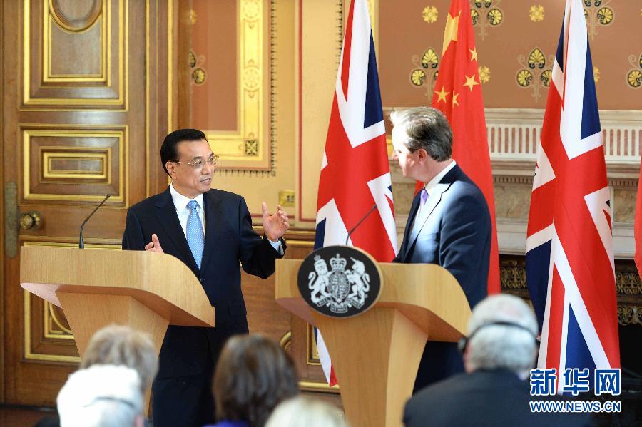 6月17日，中國國務(wù)院總理李克強(qiáng)同英國首相卡梅倫在倫敦舉行中英總理年度會晤后共同會見記者。新華社記者 李濤 攝
