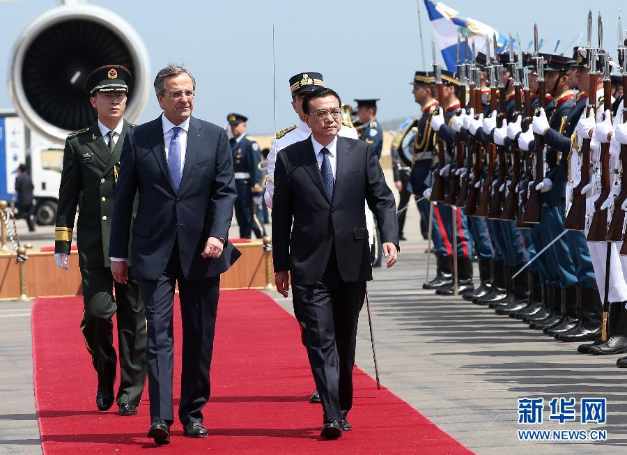 6月19日，國務(wù)院總理李克強乘專機抵達(dá)雅典國際機場，開始對希臘進行正式訪問。希臘總理薩馬拉斯在機場為李克強舉行隆重的歡迎儀式。這是李克強在薩馬拉斯的陪同下檢閱儀仗隊。新華社記者 龐興雷 攝