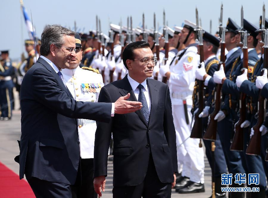6月19日，國務(wù)院總理李克強乘專機抵達(dá)雅典國際機場，開始對希臘進行正式訪問。希臘總理薩馬拉斯在機場為李克強舉行隆重的歡迎儀式。這是李克強在薩馬拉斯的陪同下檢閱儀仗隊。新華社記者 龐興雷 攝  