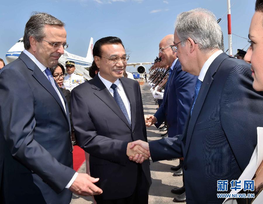 6月19日，國務(wù)院總理李克強乘專機抵達(dá)雅典國際機場，開始對希臘進行正式訪問。希臘總理薩馬拉斯在機場為李克強舉行隆重的歡迎儀式。新華社記者 李濤 攝
