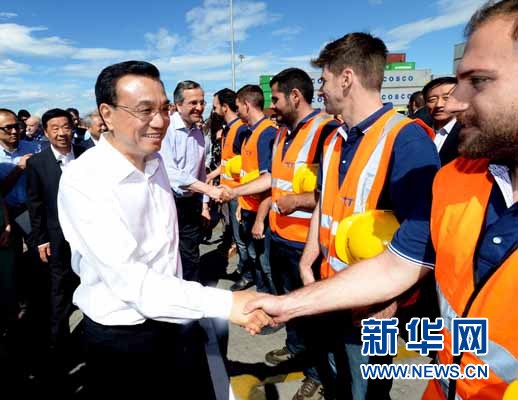 6月20日，國務(wù)院總理李克強與希臘總理薩馬拉斯共同考察中國遠洋運輸集團比雷埃夫斯集裝箱碼頭。這是李克強和薩馬拉斯來到3號碼頭，同碼頭工人親切交流。新華社記者 李濤 攝 