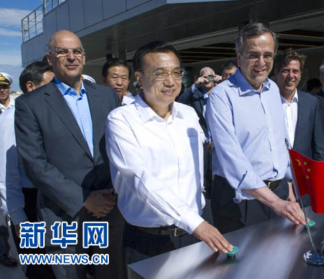 這是李克強與薩馬拉斯共同發(fā)出指令，一列滿載中國貨物的列車緩緩駛出比雷埃夫斯港，開往中東歐目的地。新華社記者 王曄 攝