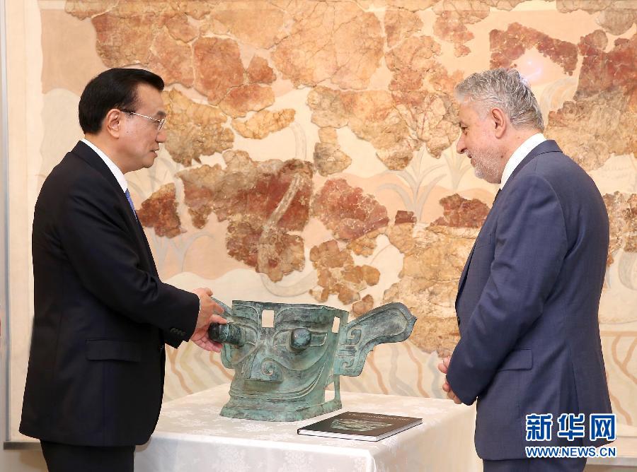 6月21日，國(guó)務(wù)院總理李克強(qiáng)與希臘總理薩馬拉斯共同出席希臘伊拉克利翁博物館新館開(kāi)館儀式并發(fā)表講話(huà)。這是李克強(qiáng)向伊拉克利翁博物館贈(zèng)送三星堆出土文物復(fù)制品。新華社記者 龐興雷 攝 