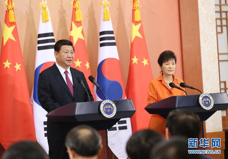 7月3日，國家主席習(xí)近平在首爾同韓國總統(tǒng)樸槿惠舉行會(huì)談。會(huì)談后，兩國元首共同會(huì)見記者。 新華社記者姚大偉攝