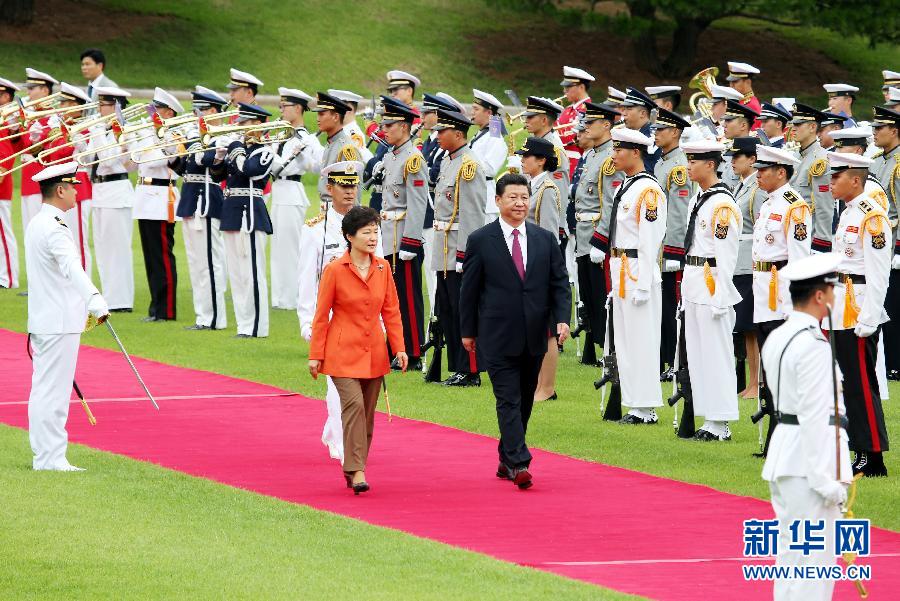 7月3日，國家主席習(xí)近平在首爾同韓國總統(tǒng)樸槿惠舉行會(huì)談。會(huì)談前，樸槿惠在青瓦臺(tái)總統(tǒng)府為習(xí)近平舉行隆重歡迎儀式。 新華社記者姚大偉攝