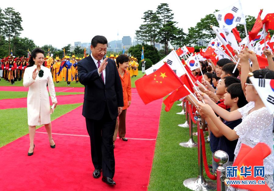7月3日，國家主席習(xí)近平在首爾同韓國總統(tǒng)樸槿惠舉行會(huì)談。會(huì)談前，樸槿惠在青瓦臺(tái)總統(tǒng)府為習(xí)近平舉行隆重歡迎儀式。 新華社記者饒愛民攝 