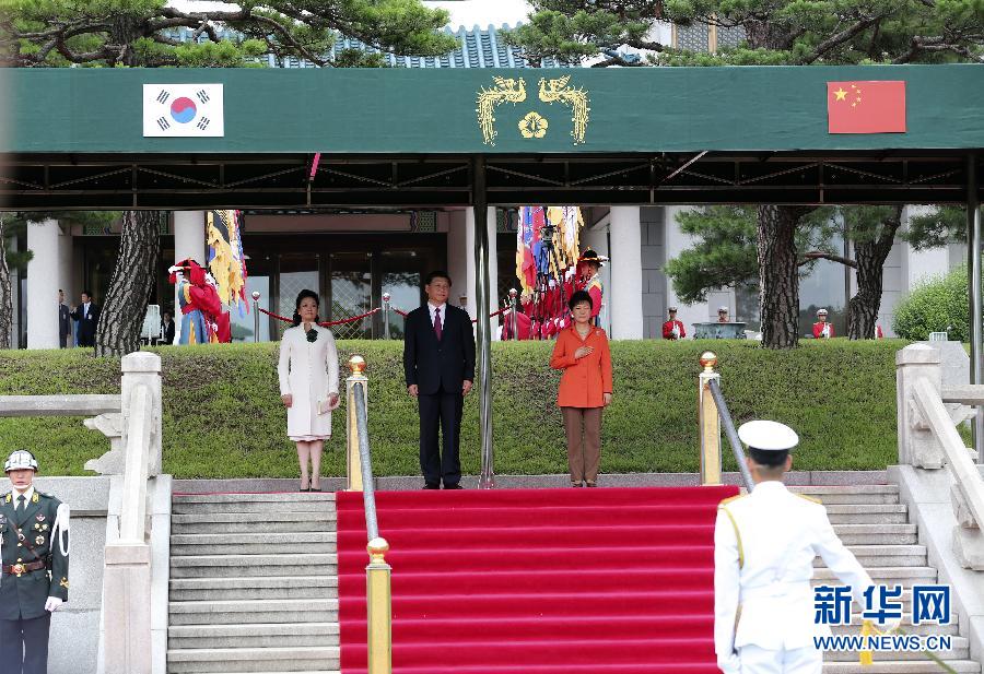 7月3日，國家主席習(xí)近平在首爾同韓國總統(tǒng)樸槿惠舉行會(huì)談。會(huì)談前，樸槿惠在青瓦臺(tái)總統(tǒng)府為習(xí)近平舉行隆重歡迎儀式。 新華社記者丁林?jǐn)z 