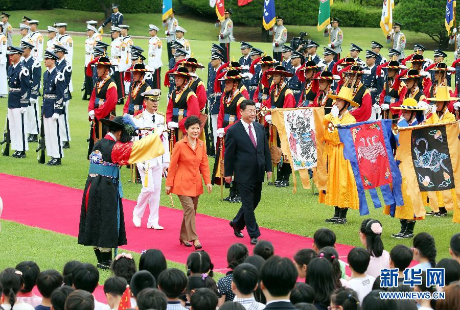 7月3日，國家主席習(xí)近平在首爾同韓國總統(tǒng)樸槿惠舉行會(huì)談。會(huì)談前，樸槿惠在青瓦臺(tái)總統(tǒng)府為習(xí)近平舉行隆重歡迎儀式。 新華社記者姚大偉攝 
