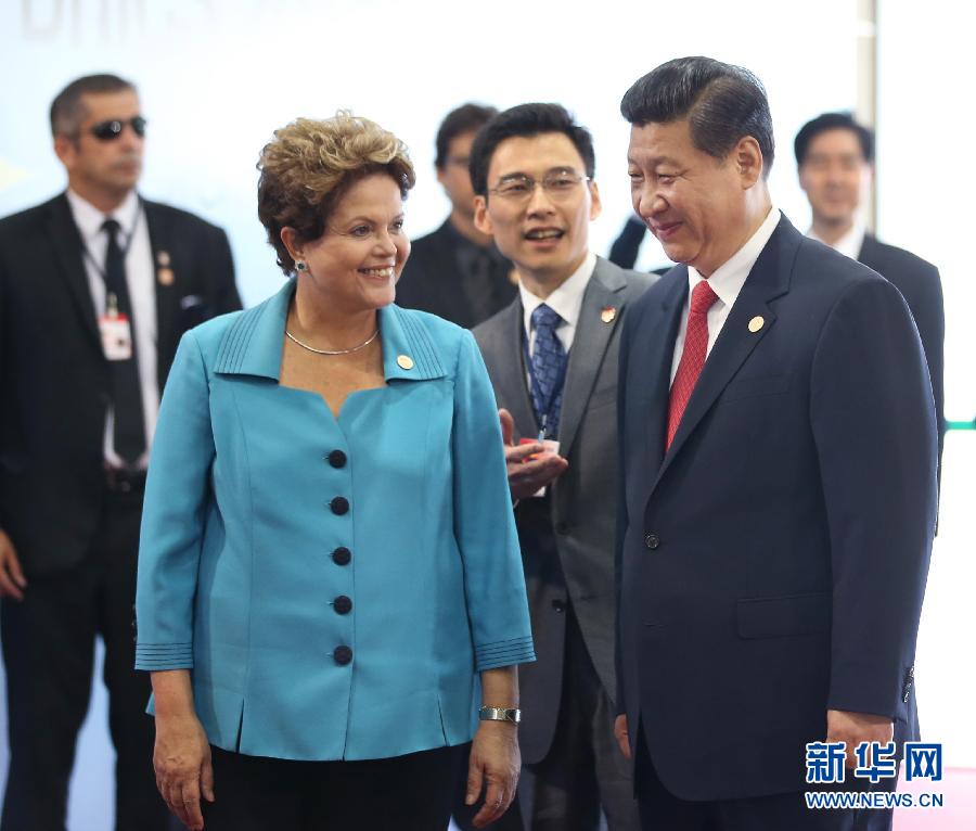 7月15日，國(guó)家主席習(xí)近平在巴西福塔萊薩出席金磚國(guó)家領(lǐng)導(dǎo)人第六次會(huì)晤。這是巴西總統(tǒng)羅塞夫迎接習(xí)近平主席。 新華社記者 蘭紅光 攝 