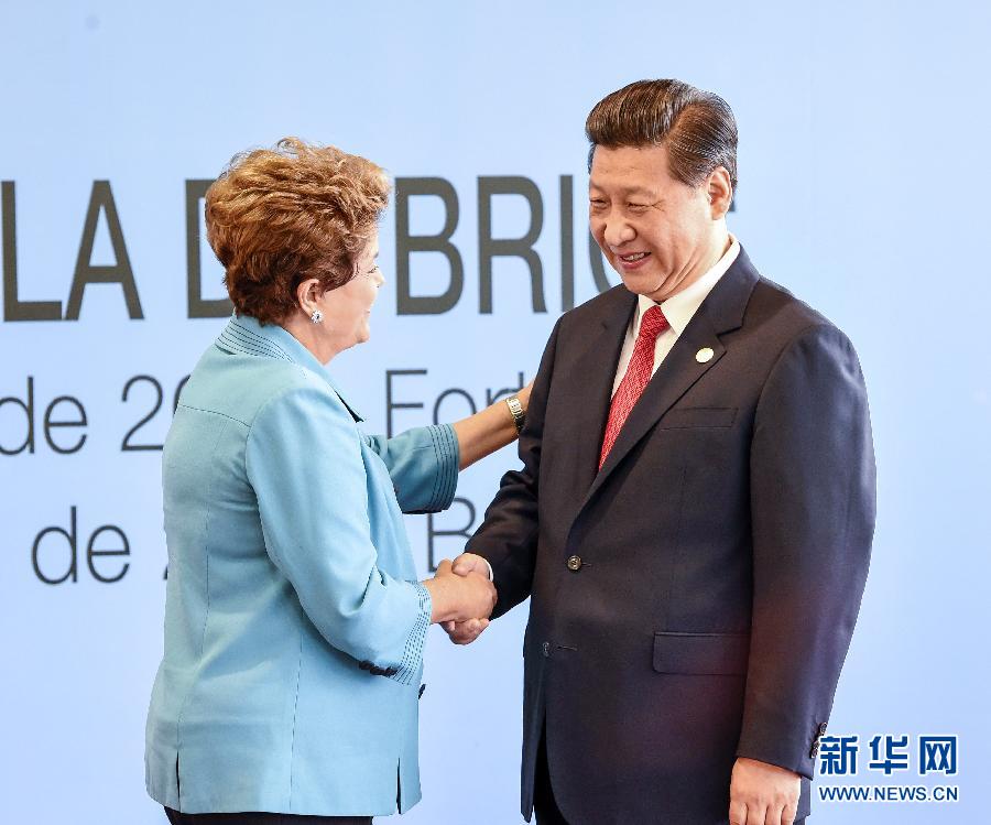 7月15日，國(guó)家主席習(xí)近平在巴西福塔萊薩出席金磚國(guó)家領(lǐng)導(dǎo)人第六次會(huì)晤。這是巴西總統(tǒng)羅塞夫迎接習(xí)近平主席。 新華社記者 李學(xué)仁 攝  