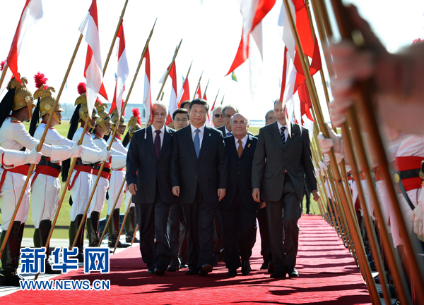 7月16日，國家主席習(xí)近平在巴西利亞會見巴西參議長卡列羅斯和眾議長阿爾維斯。這是習(xí)近平步入國會大廈。 新華社記者 劉建生 攝 