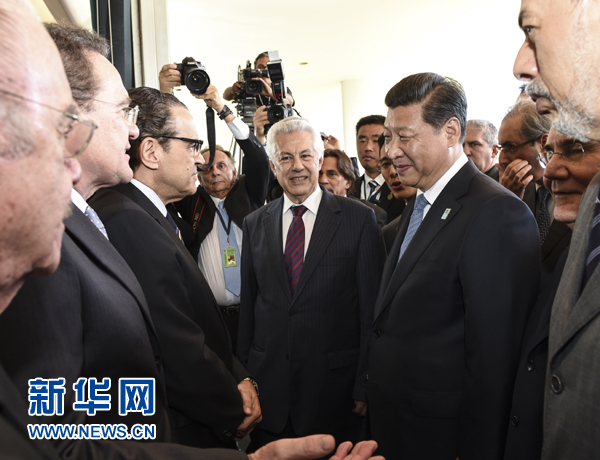 7月16日，國家主席習(xí)近平在巴西利亞會見巴西參議長卡列羅斯和眾議長阿爾維斯。這是兩院議長迎接習(xí)近平主席，并介紹議員代表。 新華社記者李學(xué)仁 攝 